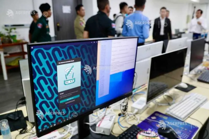 Un birou cu computere, evidențiind importanța securității cibernetice.