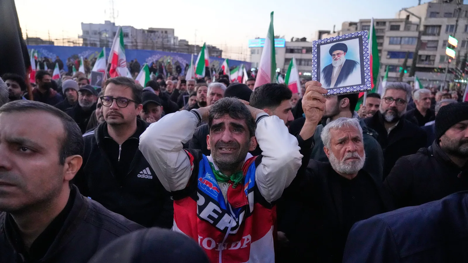 Protestatari în stradă, exprimându-și nemulțumirea după moartea liderului iranian.