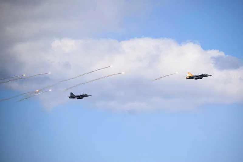 Avioane Gripen în zbor, demonstrând capacitățile lor de apărare aeriană.