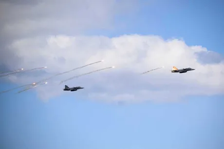 Avioane Gripen în zbor, demonstrând capacitățile lor de apărare aeriană.