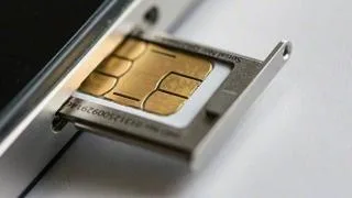 Cartela SIM instalată într-un telefon mobil, pregătită pentru utilizare.
