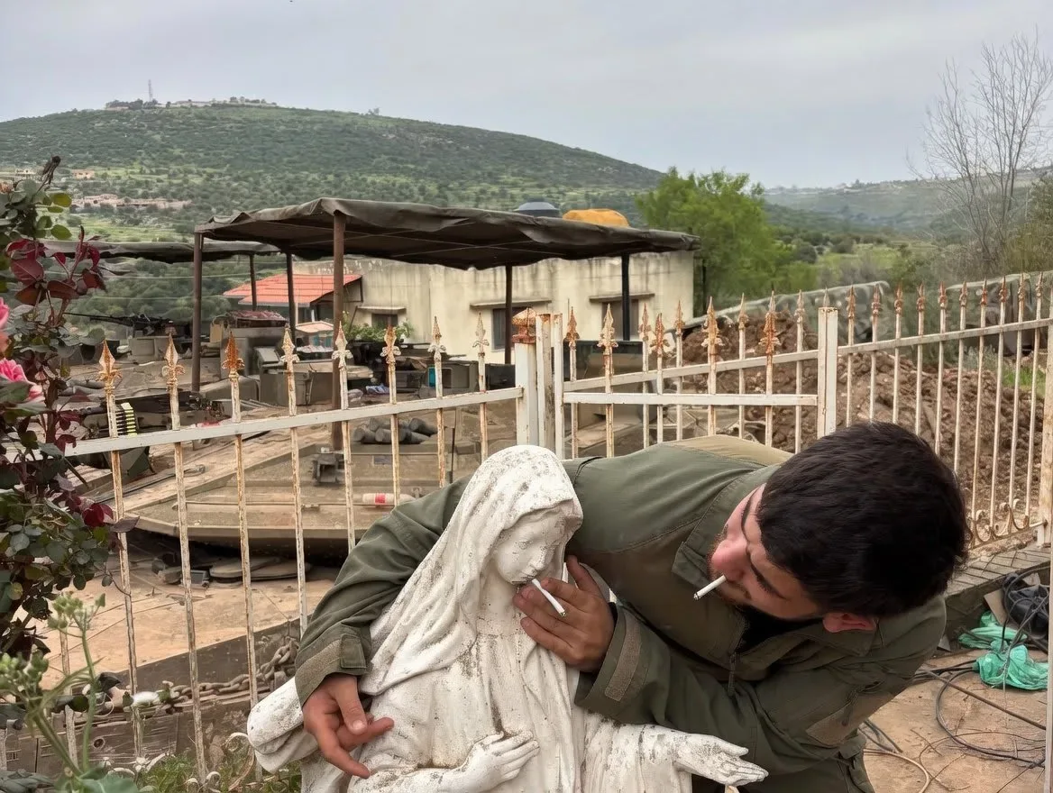 Soldat IDF lângă o statuie a Fecioarei Maria în satul Debel, Liban.