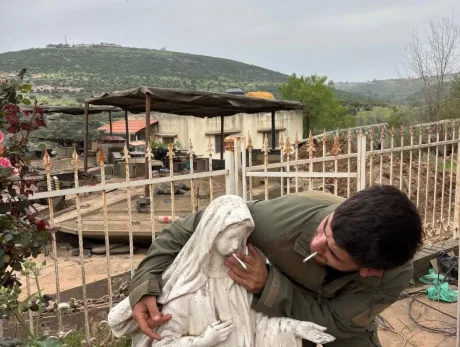 Soldat IDF lângă o statuie a Fecioarei Maria în satul Debel, Liban.
