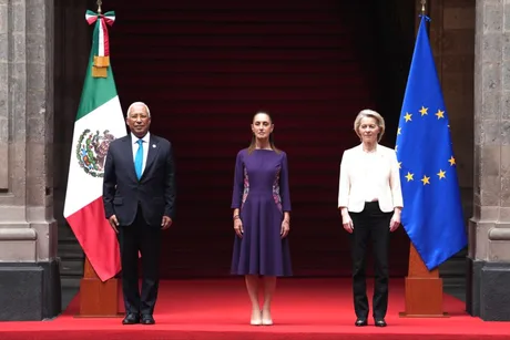 Reprezentanți ai Uniunii Europene și Mexicului la semnarea acordurilor comerciale.