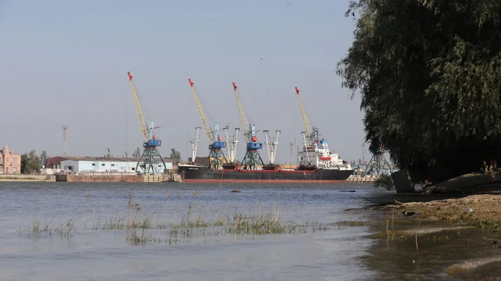 Vedere asupra portului fluvial din zona Chilia, cu macarale în fundal.
