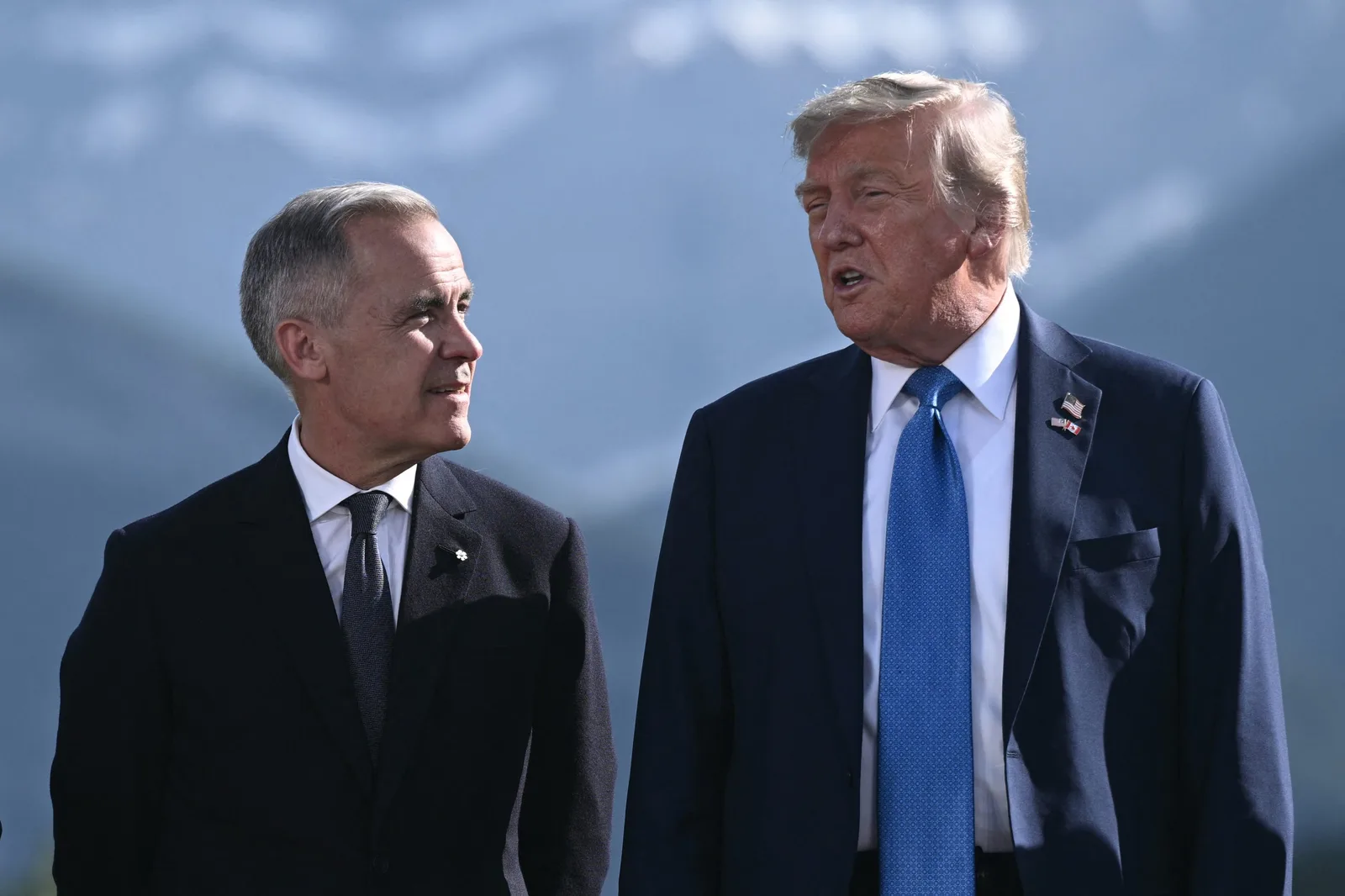 Donald Trump și Mark Carney discutând despre relațiile internaționale.