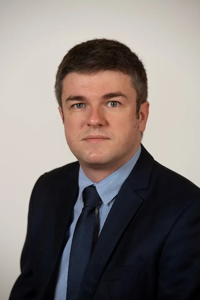 Ministrul Irineu Darău discutând despre managementul companiilor de stat.
