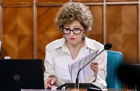 Vicepremierul analizează documente la birou, subliniind importanța transparenței în gestionarea Hidroelectrica.