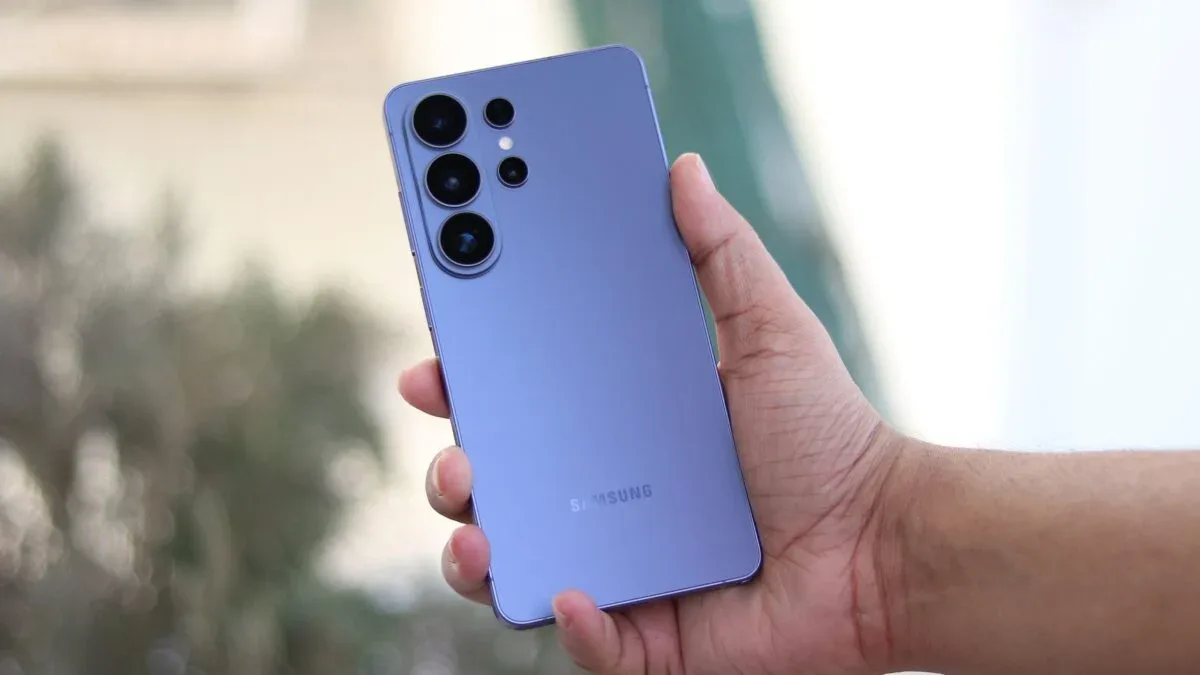 Un smartphone Samsung în mână, evidențiind designul modern și culorile atractive.