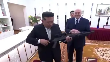 Kim Jong Un examinează o pușcă automată primită de la Lukașenko în timpul vizitei oficiale.
