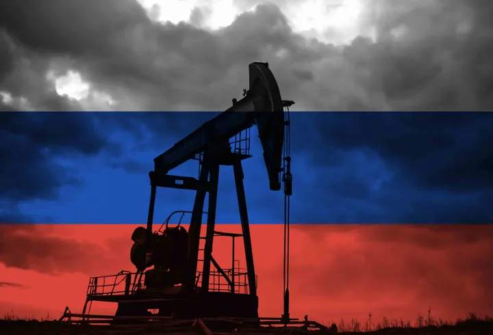 Pompa de petrol cu steagul Rusiei în fundal, simbolizând restricțiile energetice.