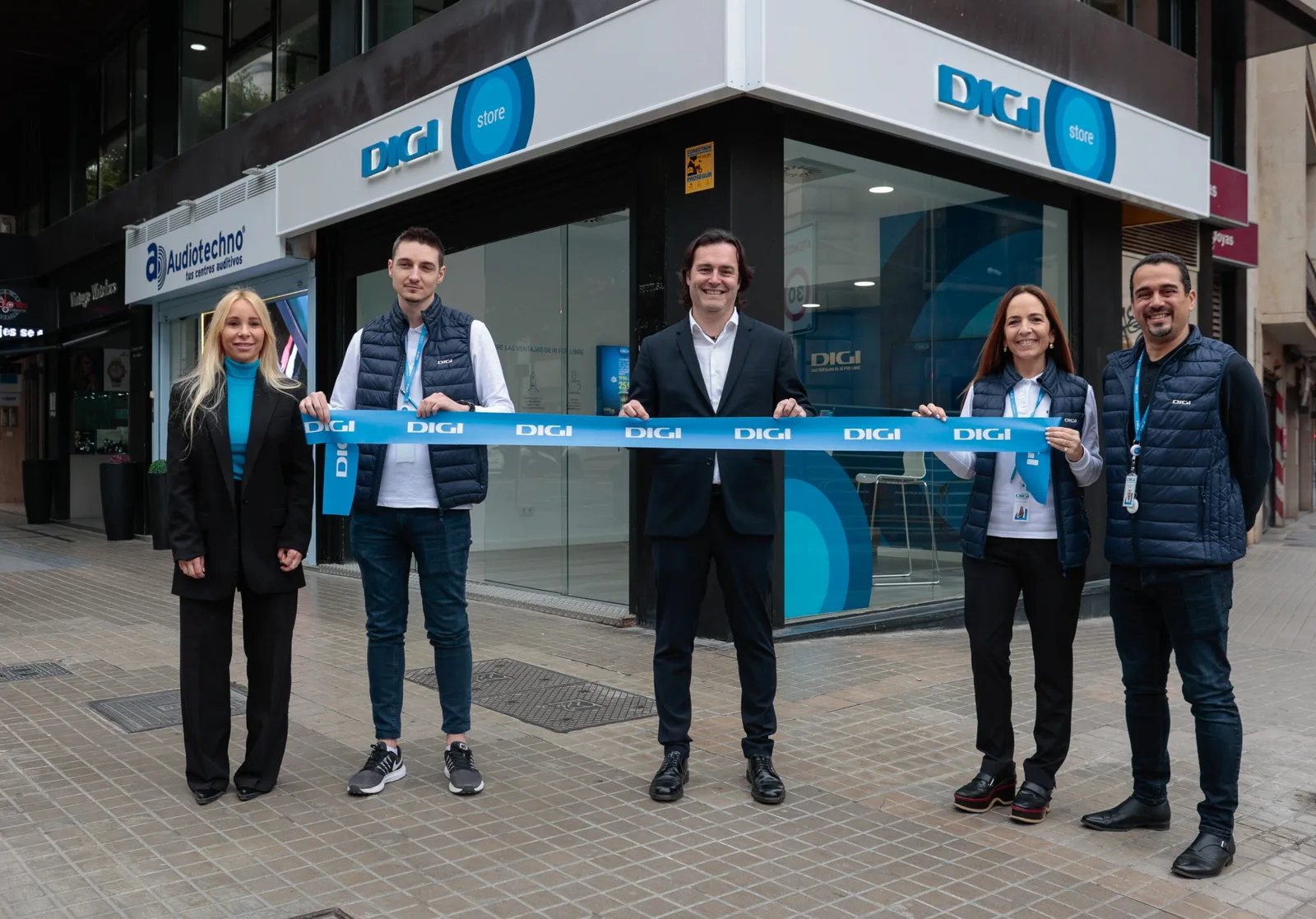 Reprezentanți Digi la deschiderea unui nou magazin în Spania.