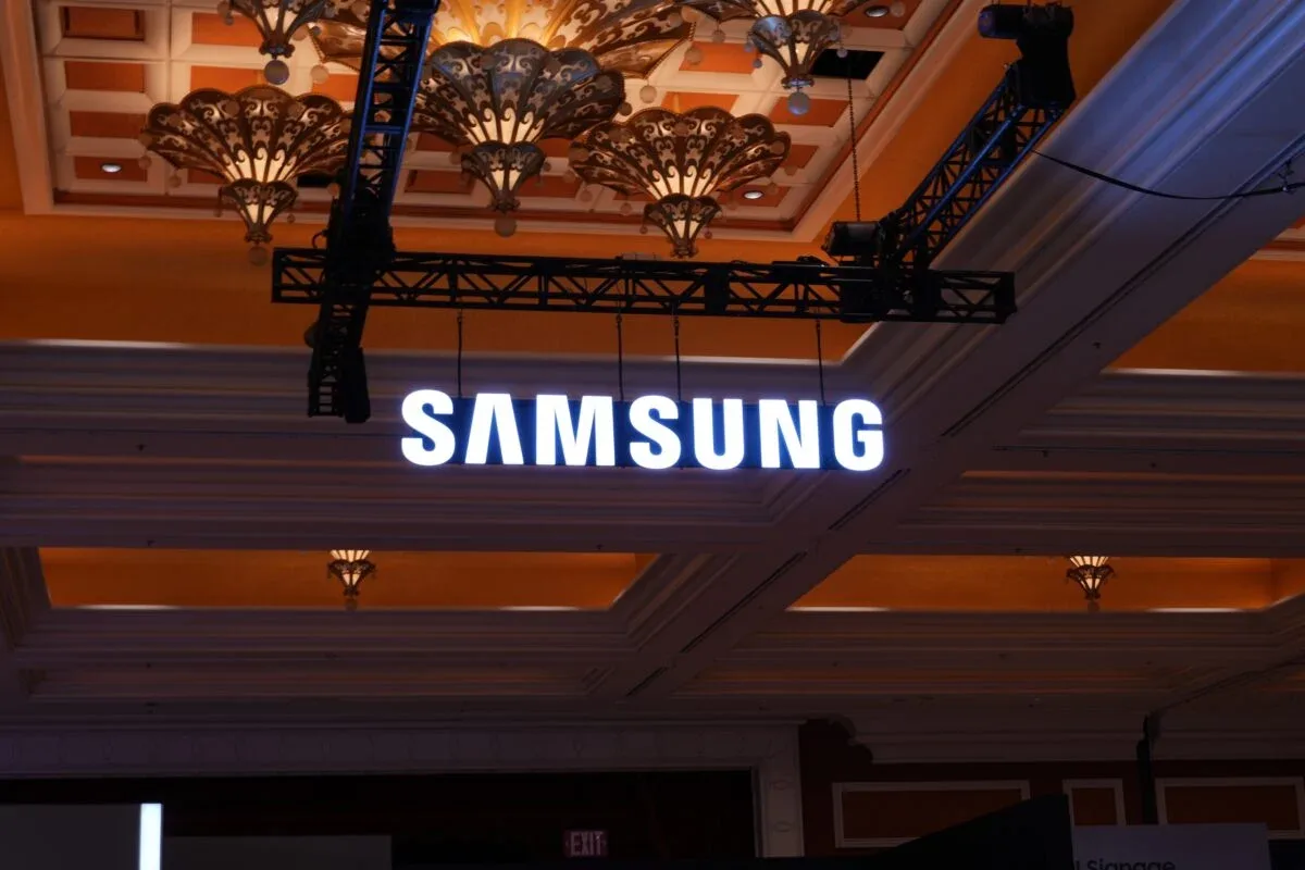 Logo Samsung suspendat pe un fundal elegant, simbolizând inovația tehnologică.