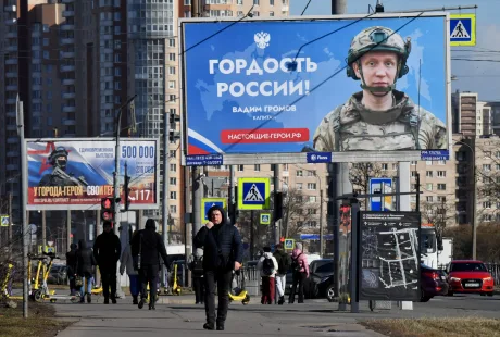 Panou publicitar cu mesaj de recrutare militară în Rusia.