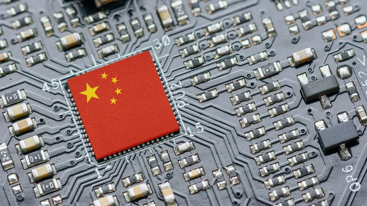 Chip cu steagul Chinei pe un circuit imprimat complex