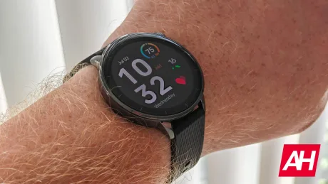 Ceas inteligent OnePlus pe un braț, cu ecran activizat și informații vizibile.