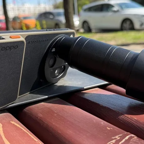 Detaliu al camerei OPPO Find X9 Ultra cu zoom optic avansat.