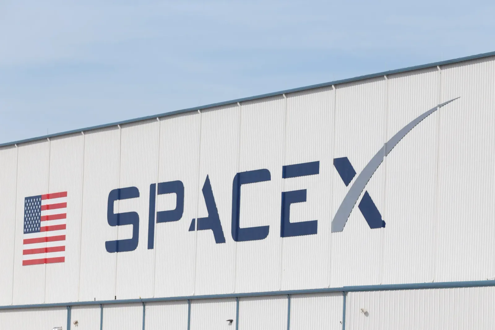 Logo-ul SpaceX pe o clădire, simbolizând inovația în tehnologia spațială.