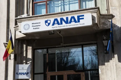 Sediul ANAF cu sigla agenției și drapelul României.