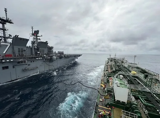 Nave de război americane în Strâmtoarea Ormuz, în contextul tensiunilor internaționale.