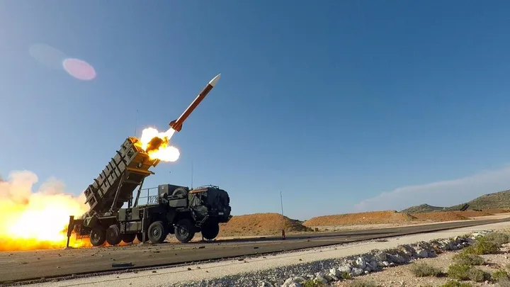 Lansare de rachetă Patriot într-un peisaj arid, evidențiind tehnologia militară avansată.