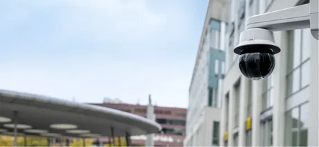 Cameră PTZ AXIS Q6325-LE pentru supraveghere exterioară avansată.