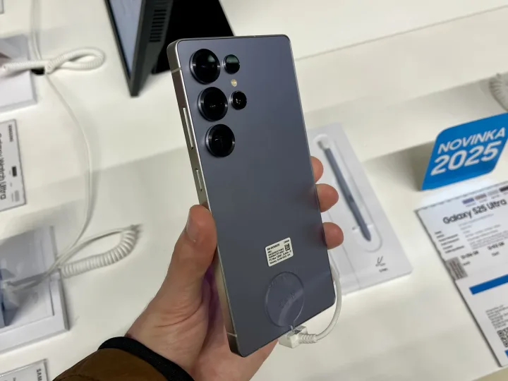 Un smartphone Samsung cu un design modern și elegant, expus într-un magazin.