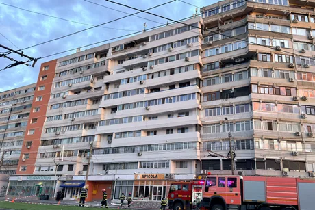 Clădire afectată de incidentul cu drona la Galați, cu intervenția pompierilor vizibilă.