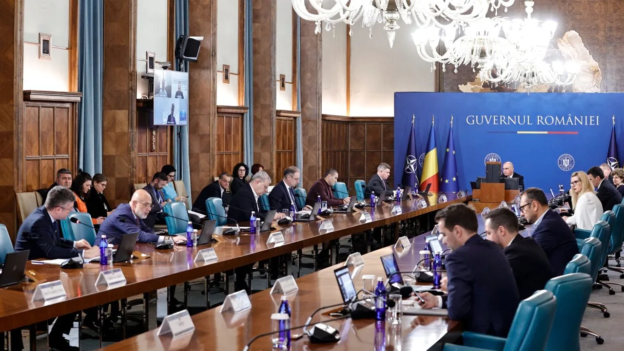 Ședință de Guvern cu miniștri și oficiali, discuții politice importante.