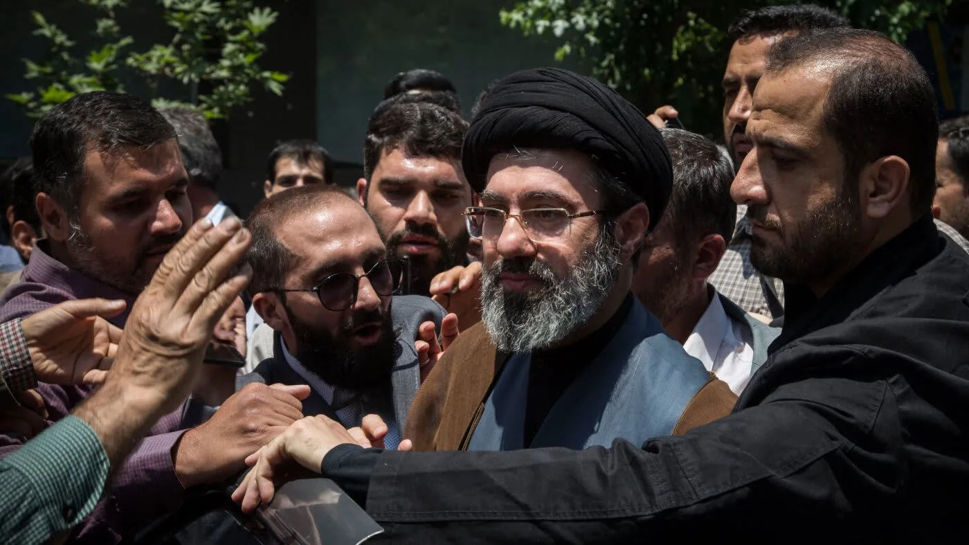 Lider iranian înconjurat de susținători în timpul unei întâlniri publice.