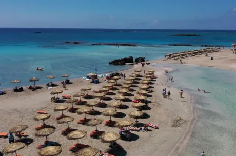 Plajă cu șezlonguri și umbrele, fără amenajări turistice permise.