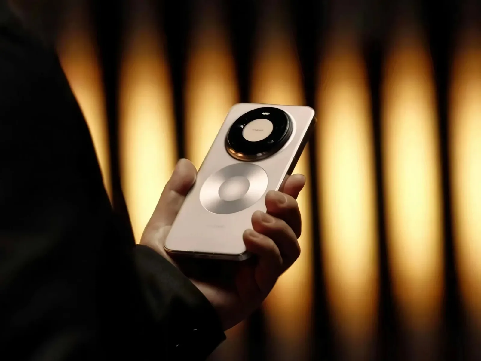 Un smartphone Huawei Mate 80 într-o mână, cu un fundal elegant.