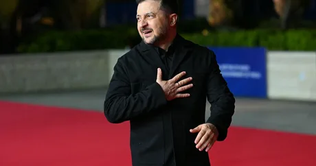 Lider ucrainean pe covorul roșu, exprimând emoții și determinare.