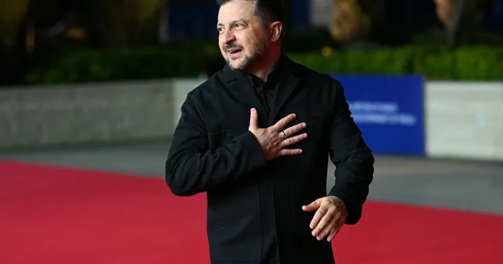 Lider ucrainean pe covorul roșu, exprimând emoții și determinare.