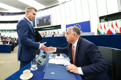 Viktor Orbán discută cu un oficial în Parlamentul European.