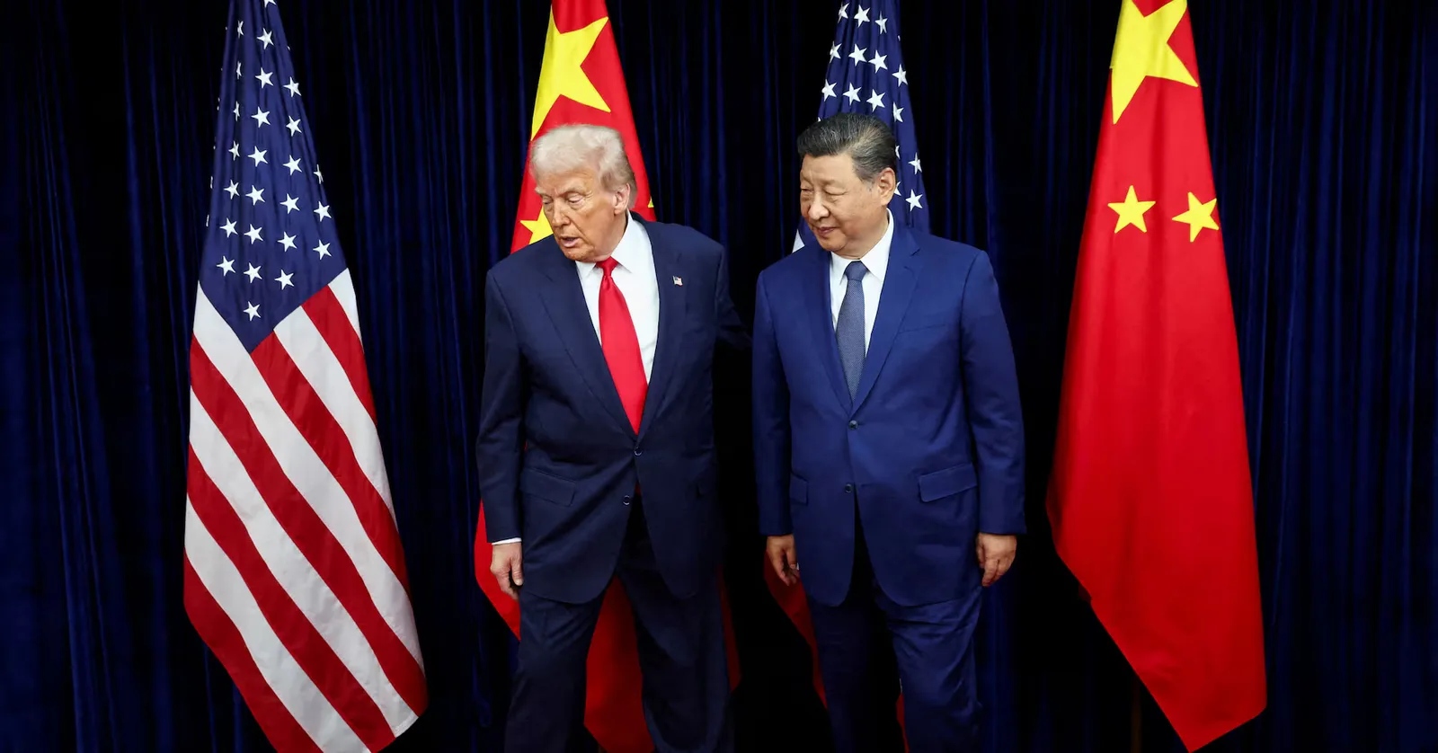 Întâlnire între liderii Chinei și SUA, cu steaguri naționale în fundal.