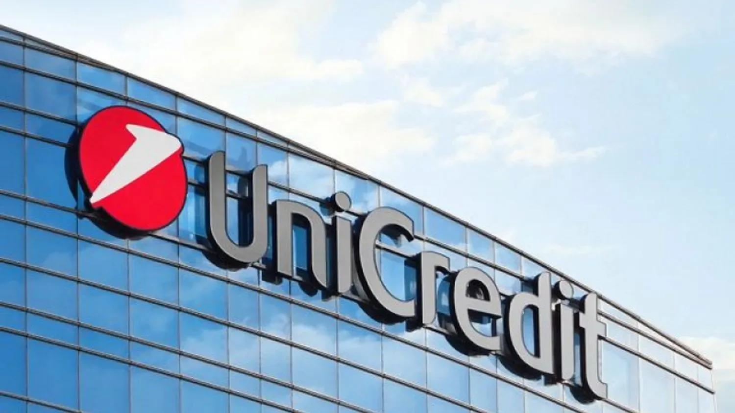 Sediul UniCredit reflectat în geamuri, simbolizând activitatea bancară.