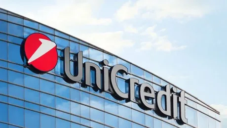 Sediul UniCredit reflectat în geamuri, simbolizând activitatea bancară.