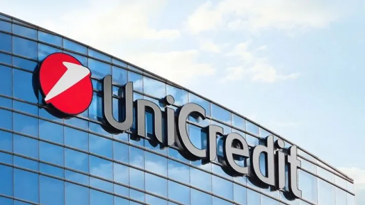 Sediul UniCredit reflectat în geamuri, simbolizând activitatea bancară.