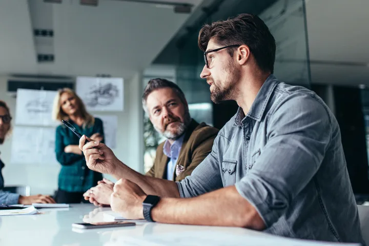 Discuție despre investiții între specialiști într-un mediu profesional.