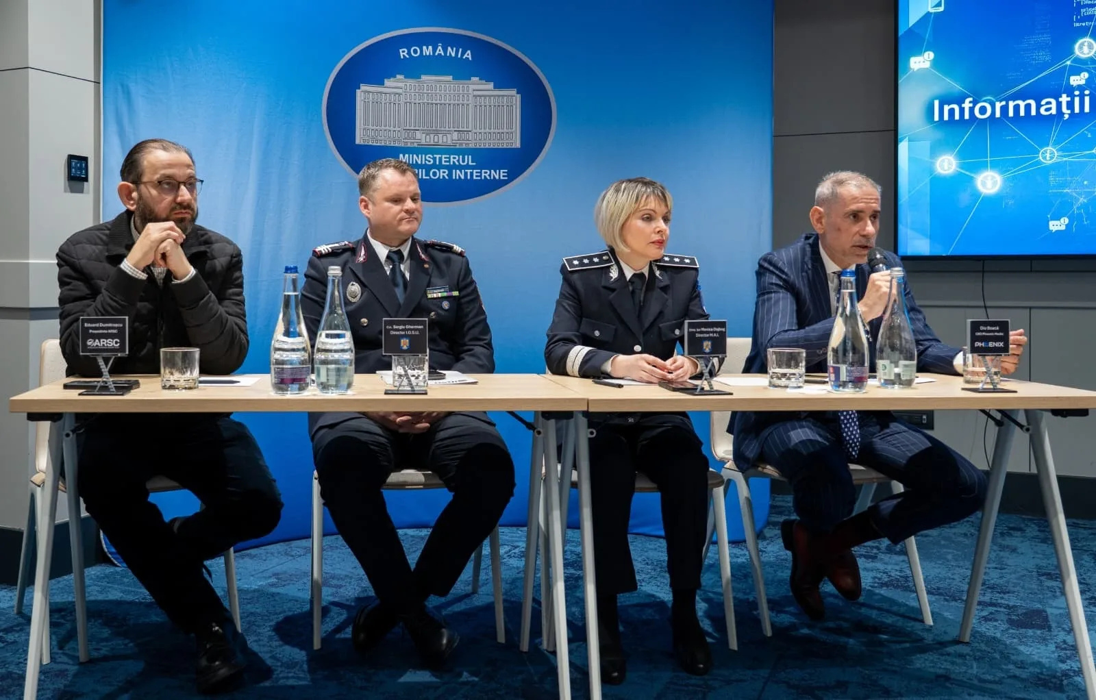 Reprezentanți ai Ministerului de Interne discutând despre riscurile produselor contrafăcute.