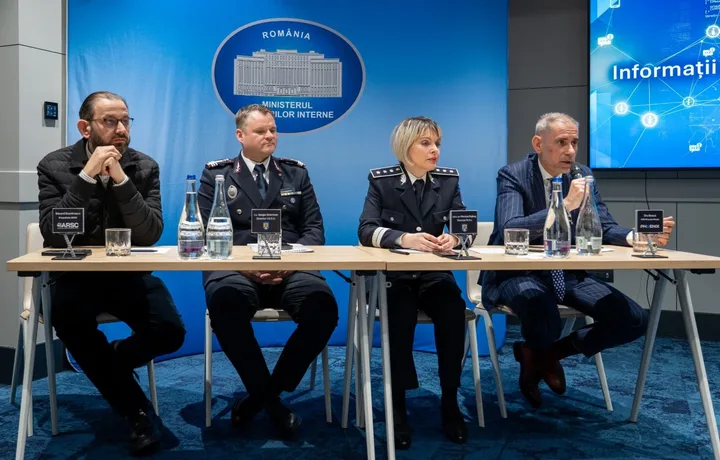 Reprezentanți ai Ministerului de Interne discutând despre riscurile produselor contrafăcute.