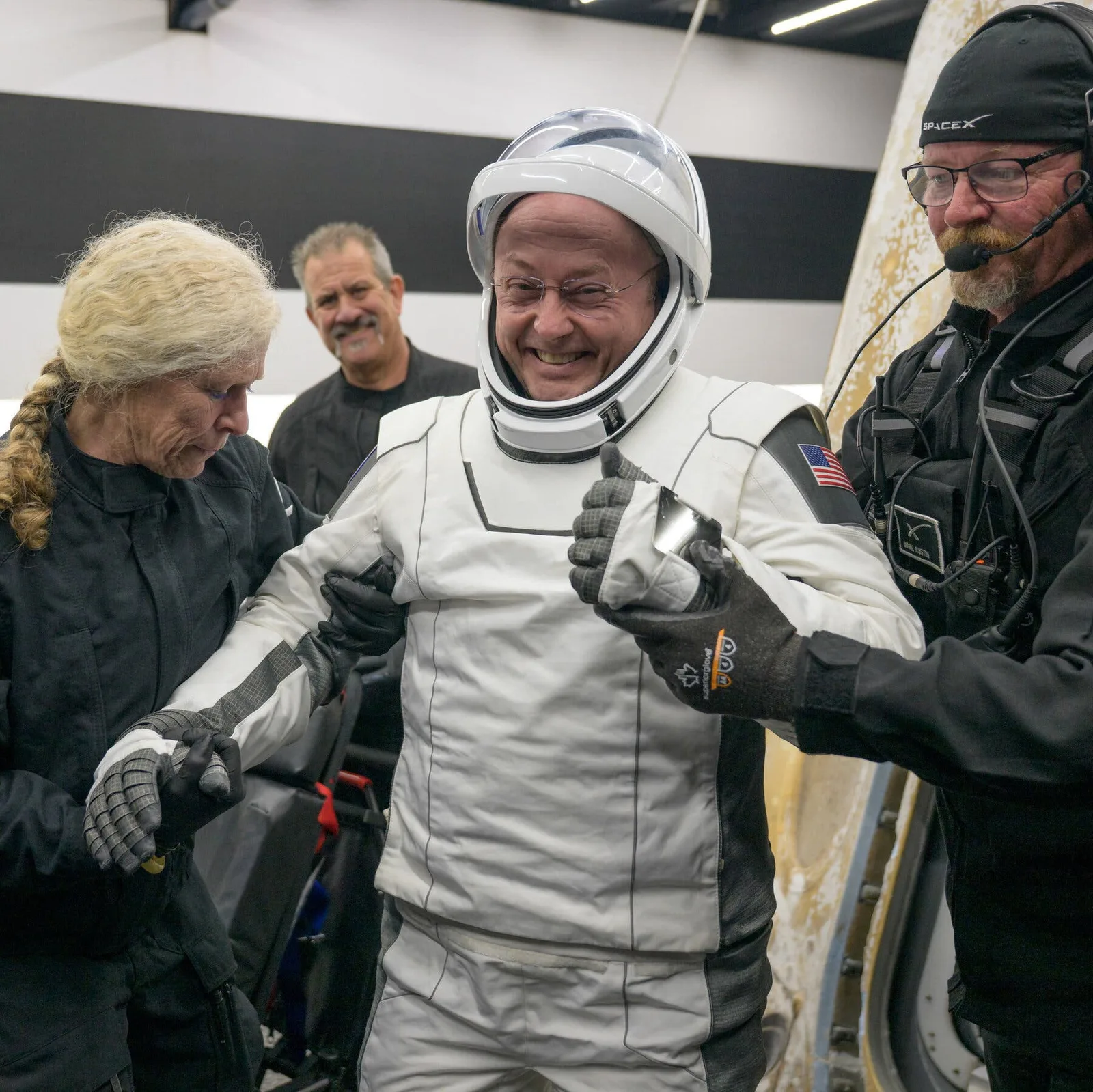 Astronautul Michael Fincke îmbrăcat în costum spațial, pregătindu-se pentru misiune.