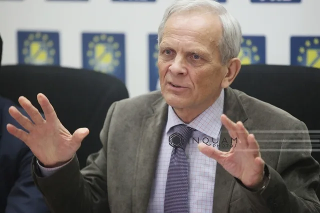 Theodor Stolojan discutând despre provocările economice ale României.