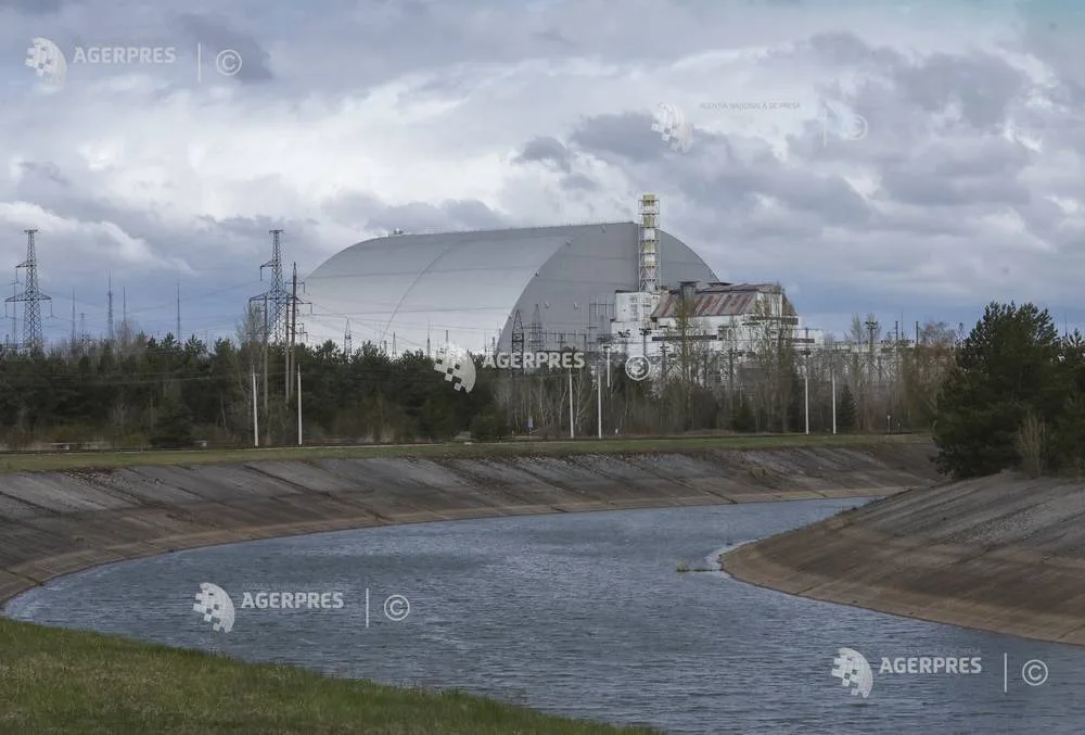 Centrala de la Cernobîl, un simbol al riscurilor nucleare, înconjurată de apă și vegetație.