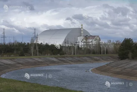 Centrala de la Cernobîl, un simbol al riscurilor nucleare, înconjurată de apă și vegetație.