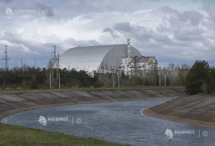 Centrala de la Cernobîl, un simbol al riscurilor nucleare, înconjurată de apă și vegetație.