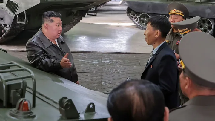Kim Jong-un discutând cu oficiali militari în cadrul unei întâlniri strategice.