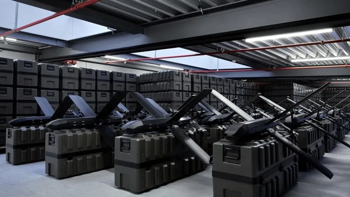 Dronele neutilizate stocate în depozite, evidențiind problemele de funcționare.