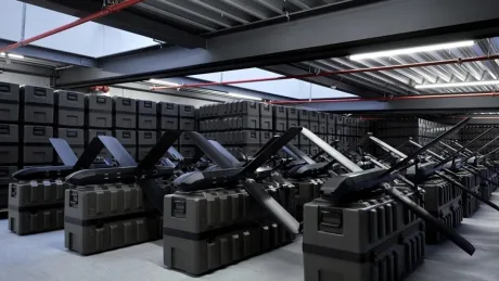 Dronele neutilizate stocate în depozite, evidențiind problemele de funcționare.